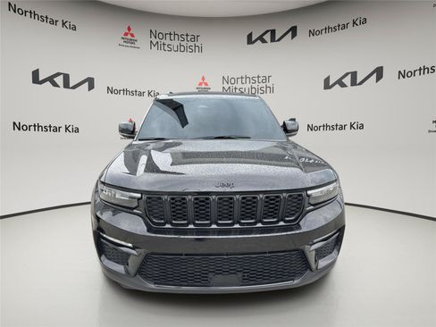 Used 2025 Jeep Grand Cherokee Limited w/ Black Appearance Package AWD/4WD image 8