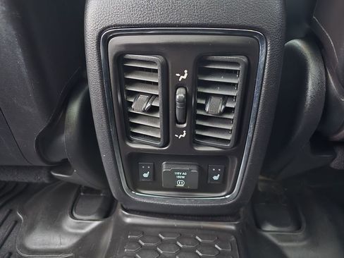 Used 2011 Jeep Grand Cherokee Limited image 11