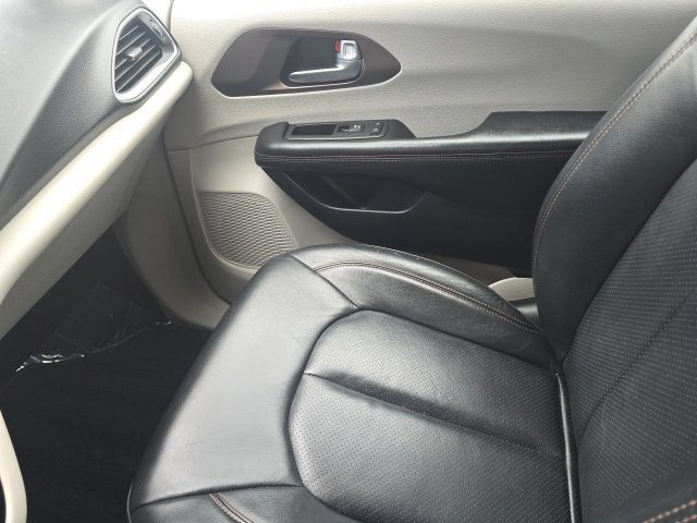 Used 2019 Chrysler Pacifica Touring-L w/ Advanced Safetytec Group FWD image 30