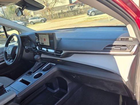 Used 2025 Toyota Sienna LE image 30