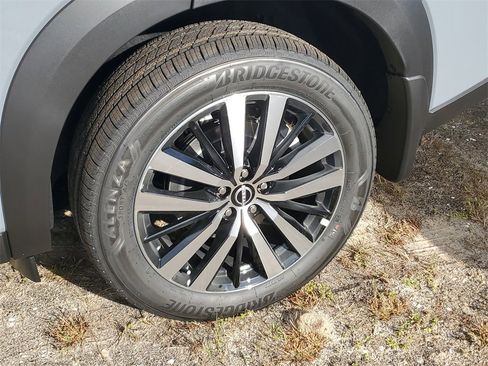 New 2025 Nissan Pathfinder Platinum image 3