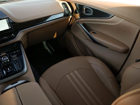 New 2026 Aston Martin DBX 707 image 32