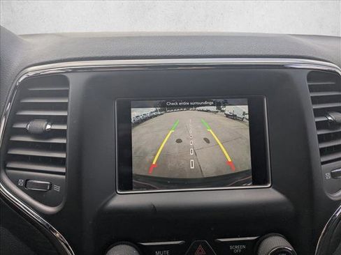 Used 2019 Jeep Grand Cherokee Laredo image 13