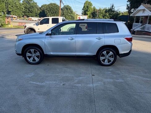 Used 2011 Toyota Highlander Limited w/ Tow Pkg FWD image 3