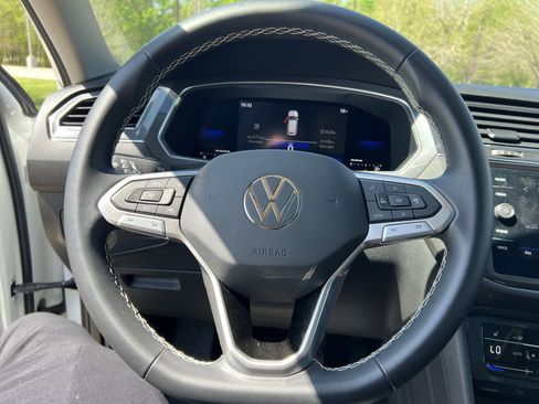 Certified 2023 Volkswagen Tiguan SE w/ Panoramic Sunroof Package image 16