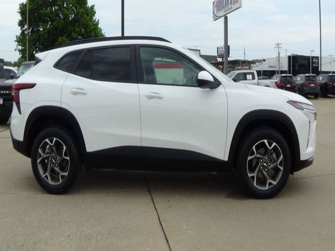 Used 2025 Chevrolet Trax LT w/ LT Convenience Package FWD image 5
