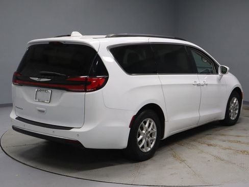 Used 2022 Chrysler Pacifica Touring-L FWD image 10