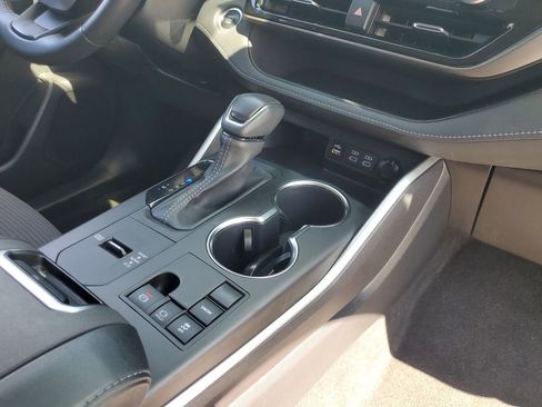 Used 2024 Toyota Highlander LE image 34