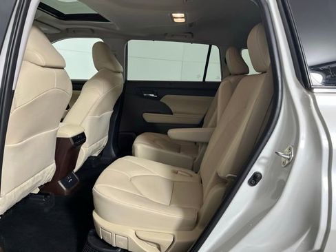 Used 2020 Toyota Highlander XLE image 19