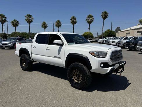 Used 2016 Toyota Tacoma TRD Off-Road AWD/4WD image 12