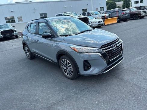 Used 2023 Nissan Kicks SR w/ SR Premium Package FWD image 2
