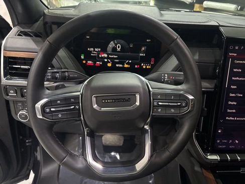 Used 2025 GMC Yukon XL Denali image 16