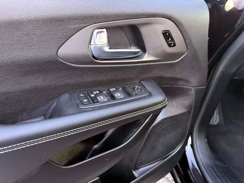 Certified 2025 Chrysler Pacifica Select image 12