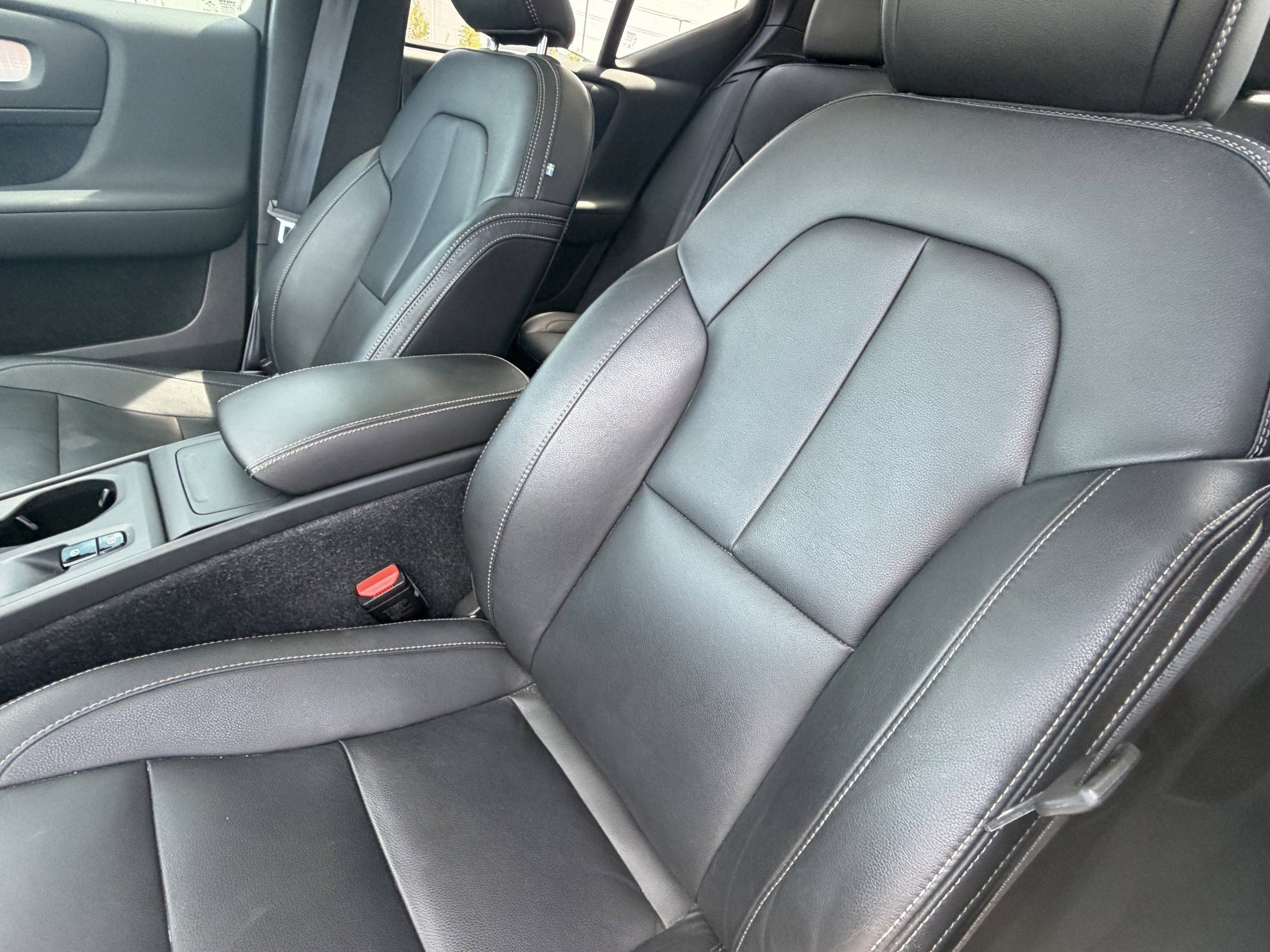 Used 2020 Volvo XC40 T5 Momentum w/ Protection Package Premier AWD/4WD image 25