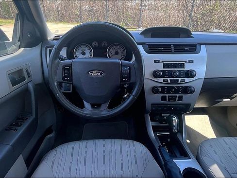 Used 2010 Ford Focus SE image 8