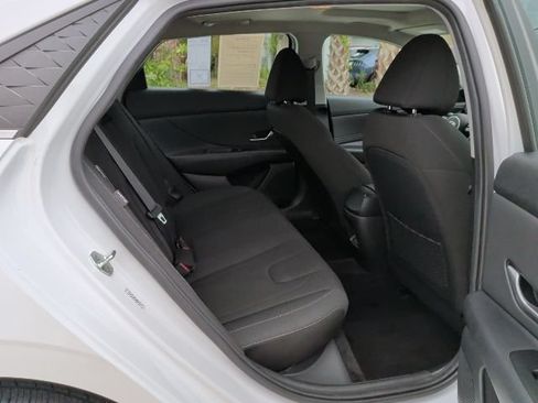 Certified 2025 Hyundai Elantra SEL FWD image 18