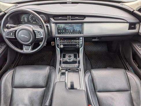 Used 2019 Jaguar XF Prestige image 18