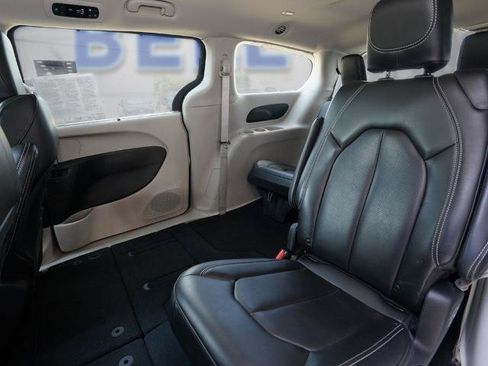 Used 2023 Chrysler Pacifica Touring-L FWD image 17