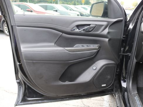 Used 2023 GMC Acadia SLT image 12