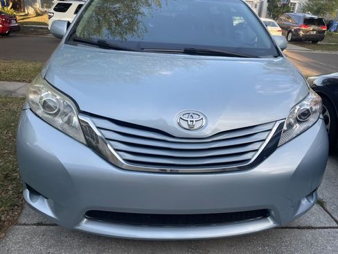 Used 2015 Toyota Sienna LE image 1