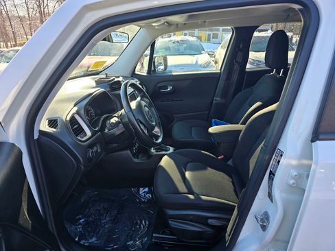 Used 2017 Jeep Renegade Latitude w/ Cold Weather Group image 8