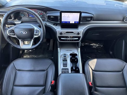 Used 2022 Ford Explorer XLT w/ Equipment Group 202A image 8