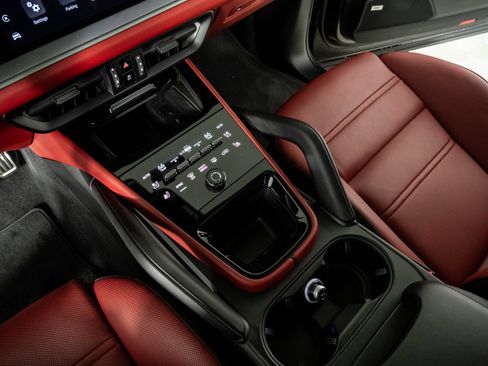 Certified 2024 Porsche Cayenne Coupe AWD/4WD image 18