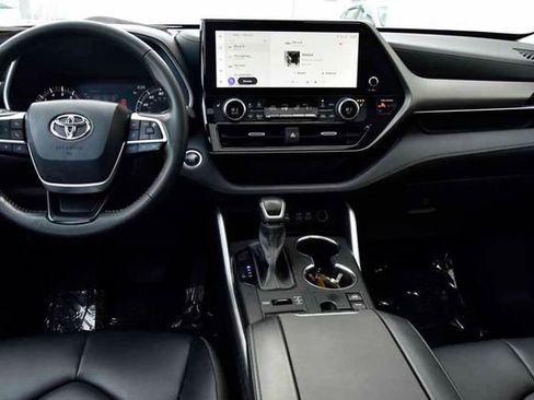 Certified 2023 Toyota Highlander XLE image 17