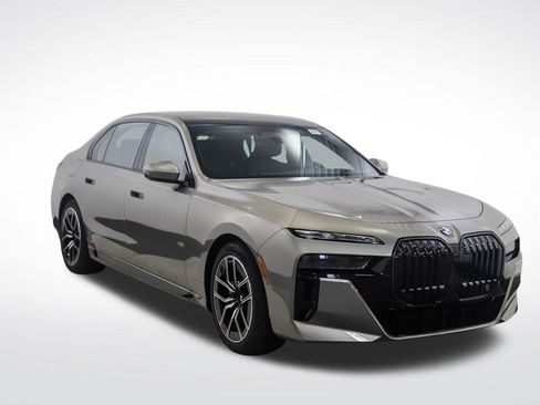 Used 2025 BMW 760i xDrive w/ Executive Package AWD/4WD image 7