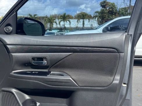 Used 2018 Mitsubishi Outlander SE image 28