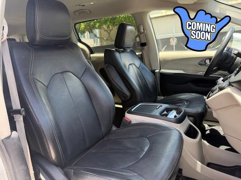 Used 2022 Chrysler Pacifica Touring-L FWD image 9
