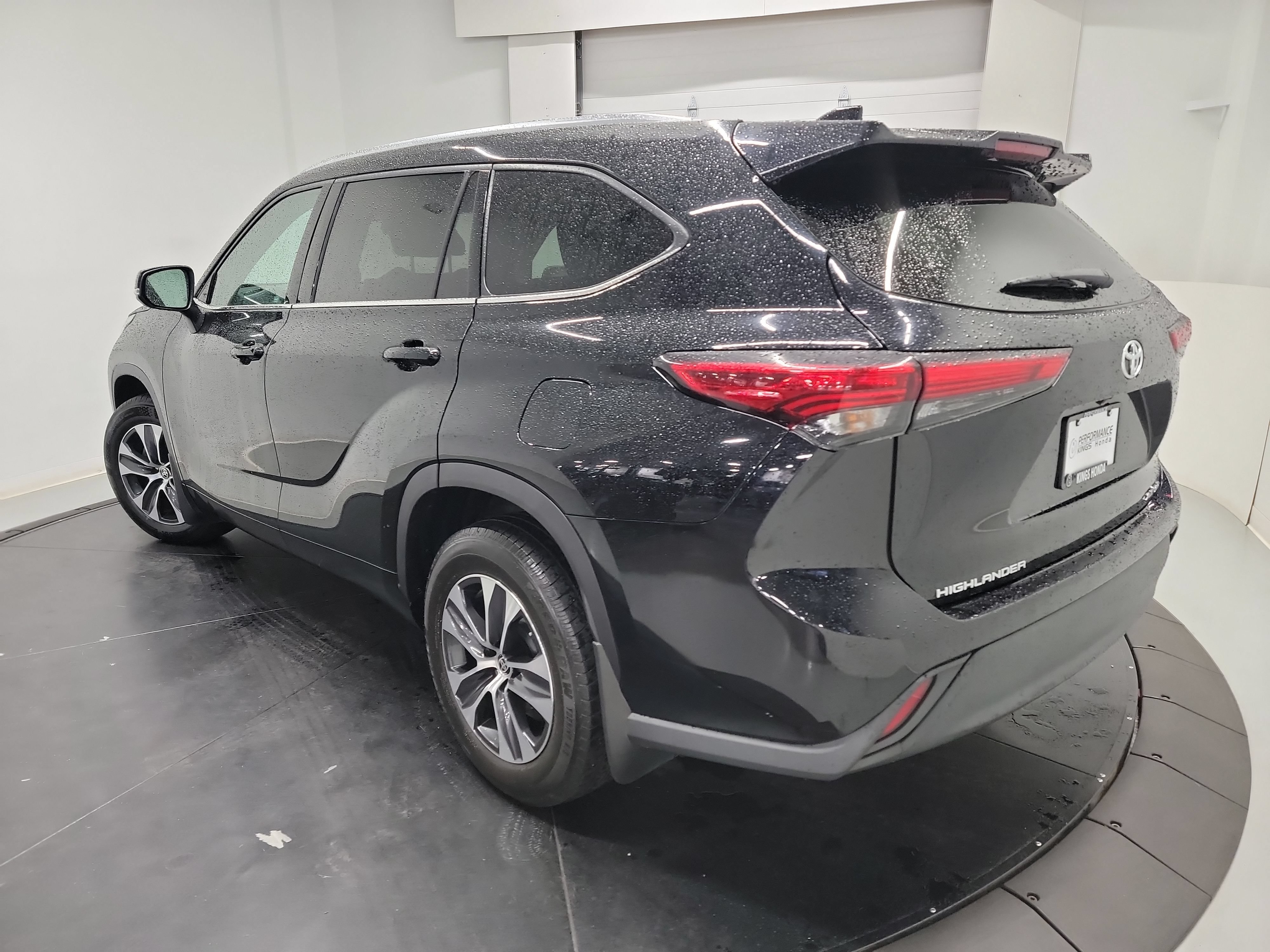 Used 2021 Toyota Highlander XLE AWD/4WD image 6