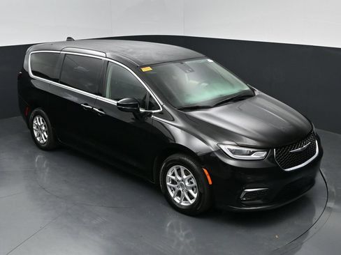 Used 2024 Chrysler Pacifica Touring-L FWD image 50
