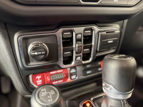 Used 2025 Jeep Wrangler Unlimited Rubicon 4xe w/ Convenience Group AWD/4WD image 18