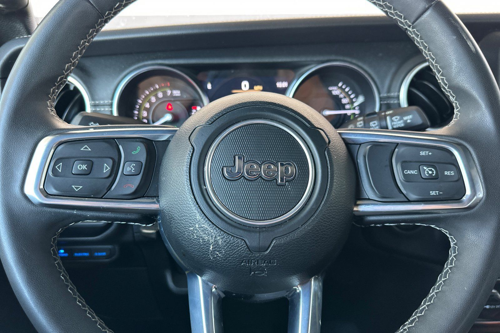 Used 2023 Jeep Wrangler Unlimited Sahara AWD/4WD image 30