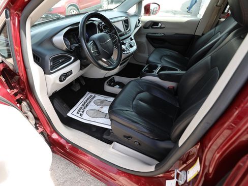 Used 2020 Chrysler Pacifica Touring-L w/ Tire & Wheel Group image 18