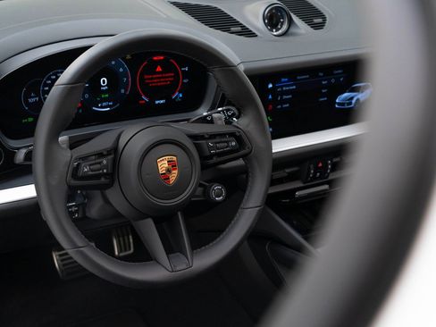 Used 2025 Porsche Cayenne S image 21