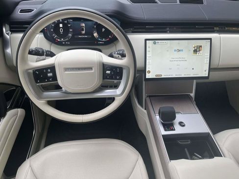 Used 2025 Land Rover Range Rover SE AWD/4WD image 2