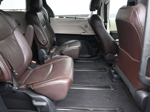 Used 2021 Toyota Sienna Platinum AWD/4WD image 25