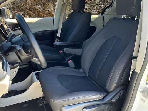 Used 2019 Chrysler Pacifica L image 14