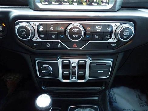 Used 2022 Jeep Wrangler Unlimited Sahara AWD/4WD image 17