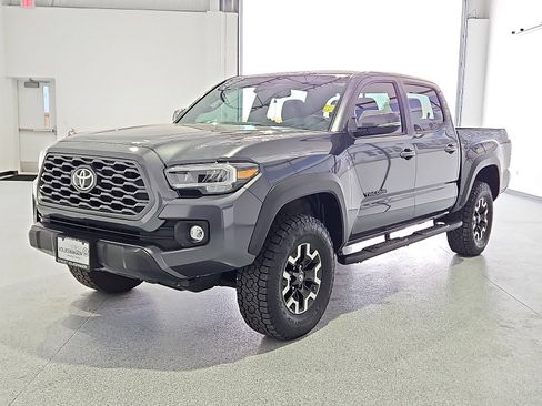 Used 2020 Toyota Tacoma TRD Off-Road image 2