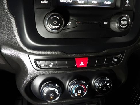 Used 2017 Jeep Renegade Latitude w/ Cold Weather Group AWD/4WD image 13