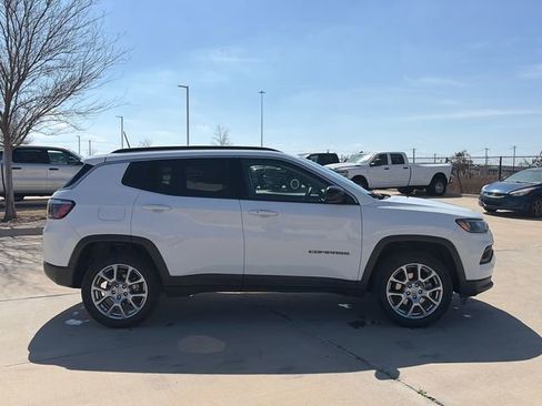 Used 2022 Jeep Compass Latitude image 10