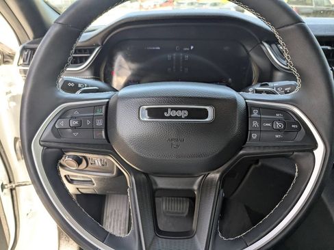 Used 2025 Jeep Grand Cherokee Altitude AWD/4WD image 16