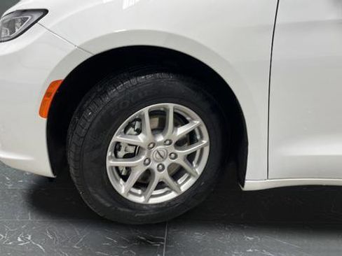 Used 2024 Chrysler Pacifica Touring image 29