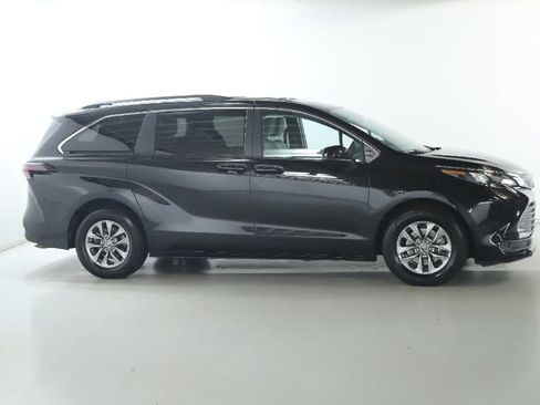 Certified 2025 Toyota Sienna LE AWD/4WD image 11