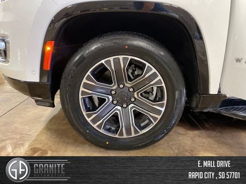 Used 2024 Jeep Wagoneer Series II AWD/4WD image 29