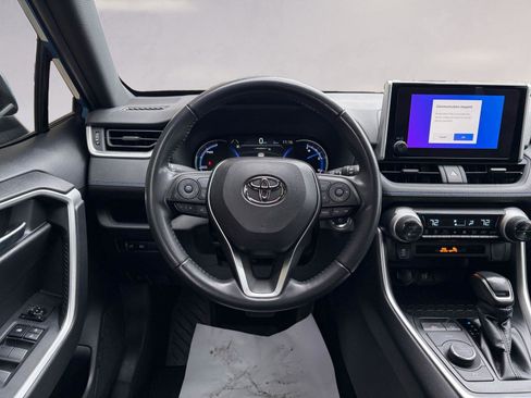 Used 2024 Toyota RAV4 SE image 12