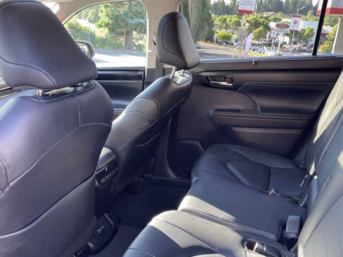 Certified 2024 Toyota Highlander XLE AWD/4WD image 12